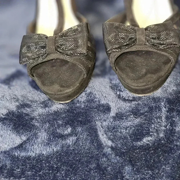 Kate Spade New York Women's Black Suede /Mesh Bow Peep Toe Heels Size 6.5 - Picture 4 of 12